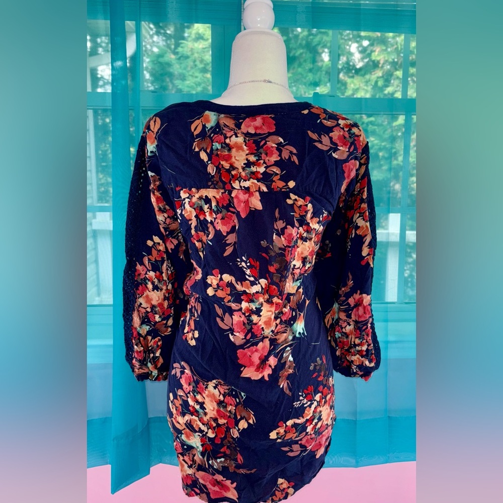 torrid Navy Fall Floral Print Blouse Size 4 plus V-Neck Orange Green Red - Picture 3 of 5